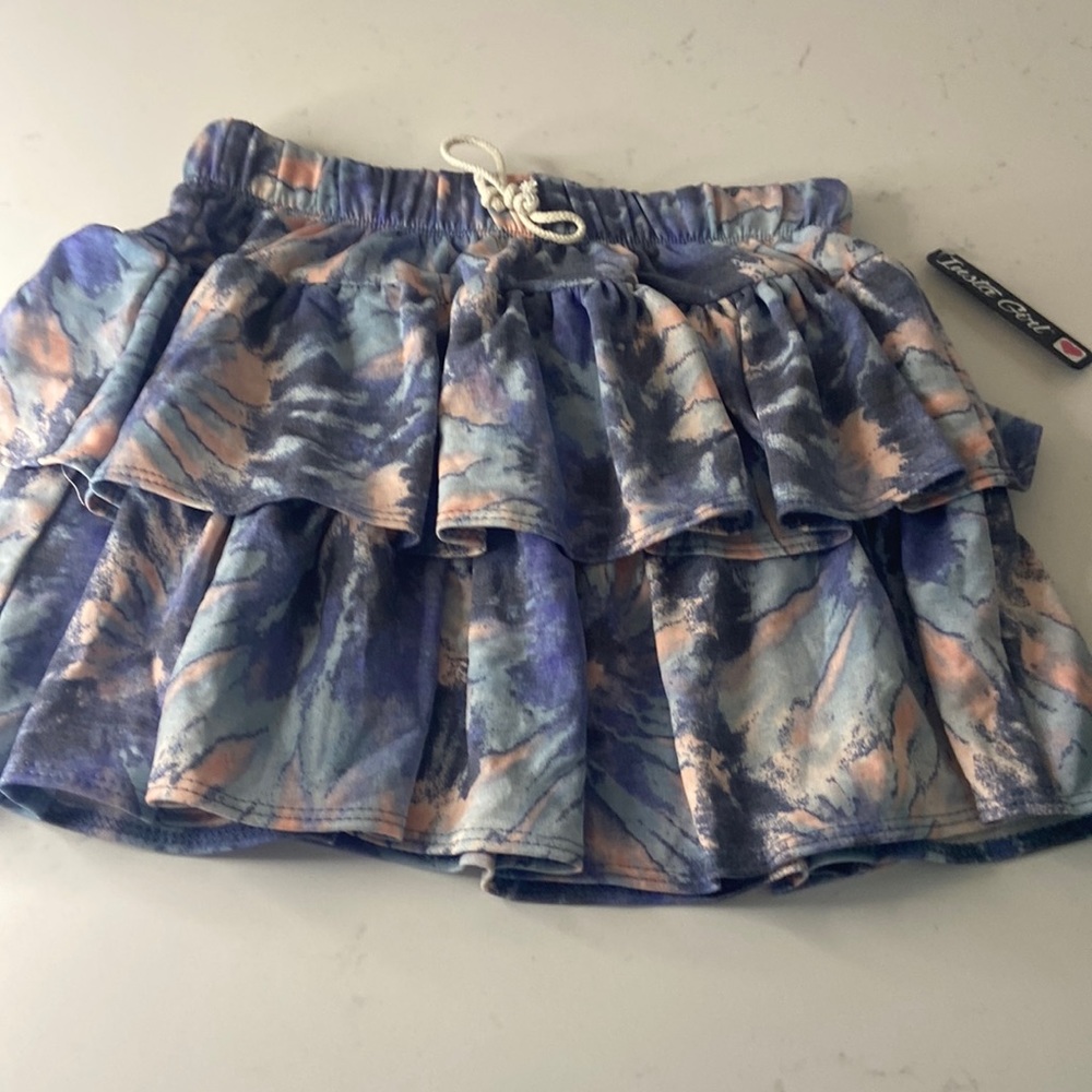 New with tag Insta girl ruffly skirt, size 10–12